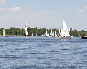 Zeilboten op het water nabij Vakantiehuisje in Haren, een paradijs voor watersporters.