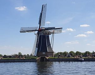 Prachtige molen aan het water in de buurt van Vakantiehuisje in Haren, Zuidwest Groningen.