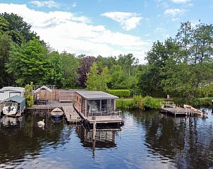 Rustige aanlegsteiger bij Vakantiehuisje in Haren, Zuidwest Groningen, met prachtige groene omgeving en water.