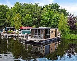 Drijvend vakantiehuis bij Vakantiehuisje in Haren, Zuidwest Groningen, met terras en groene omgeving.