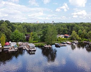 Luchtfoto van Vakantiehuisje in Haren, Zuidwest Groningen, met omliggende natuur en rustige wateren.
