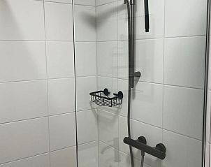 Moderne badkamer met inloopdouche in Vakantiehuisje in Noordwijk, perfect voor comfort in Zuidwest Groningen.