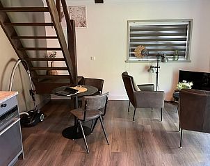 Stijlvolle woonkamer in Vakantiehuisje in Noordwijk, perfect voor ontspanning in Zuidwest Groningen.