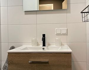 Stijlvolle wastafel in de badkamer van Vakantiehuisje in Noordwijk, ideaal voor een comfortabel verblijf.