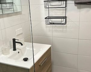 Praktische badkameropslag in Vakantiehuisje in Noordwijk, handig voor een georganiseerd verblijf in Zuidwest Groningen.