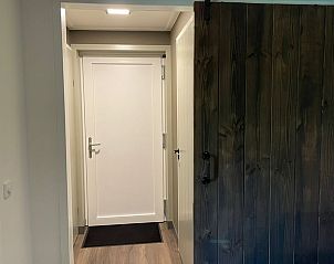 Ingang van Vakantiehuisje in Noordwijk, biedt een warm welkom voor gasten in Zuidwest Groningen.