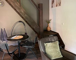 Eethoek en trap in Vakantiehuisje in Noordwijk, ideaal voor gezellige maaltijden in Zuidwest Groningen.