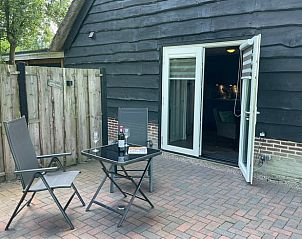Privterras bij Vakantiehuisje in Noordwijk, perfect voor buiten dineren in de natuur van Zuidwest Groningen.