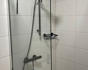 Moderne douche in Vakantiehuisje in Noordwijk, Zuidwest Groningen.