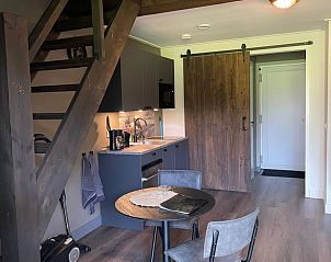 Compacte keuken met trap in Vakantiehuisje in Noordwijk, Zuidwest Groningen.