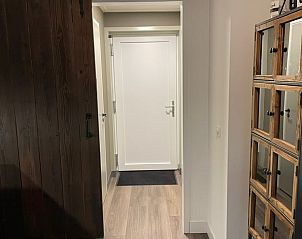 Gang met houten kast in Vakantiehuisje in Noordwijk, Zuidwest Groningen.