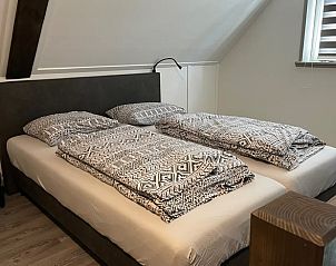 Comfortabele slaapkamer met tweepersoonsbed in Vakantiehuisje in Noordwijk, Zuidwest Groningen.