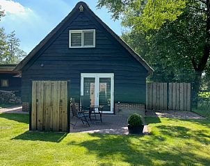 Achtertuin met terrasmeubilair bij Vakantiehuisje in Noordwijk, Groningen.