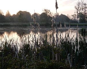 Zonsopgang over de velden bij Huisje in Opende, vakantiehuis in Groningen.