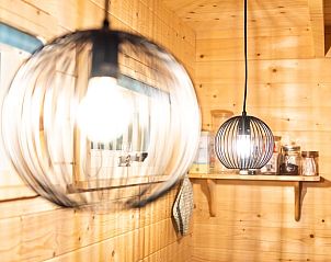 Sfeervolle verlichting in keuken van Vakantiehuis in Noordlaren, Zuidwest Groningen, met houten interieur.