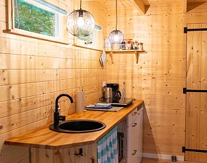 Gezellige keuken in Vakantiehuis in Noordlaren, Zuidwest Groningen, met houten details en moderne apparatuur.