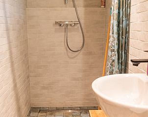 Douche in Vakantiehuis in Noordlaren, Zuidwest Groningen, met moderne voorzieningen en tegelwerk.