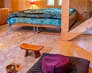 Zolderkamer in Vakantiehuis in Noordlaren, Zuidwest Groningen, met gezellige zithoek en houten interieur.