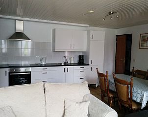 Moderne keuken in vakantiehuis Linssen in Stevensweert, Limburg met eethoek.
