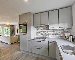 Kindvriendelijke speelplek met dierenfiguren bij Villa Christina in Stevensweert, Limburg.