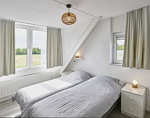 Groene tuin met schommel en tafeltennistafel bij Villa Christina in Stevensweert, Limburg.