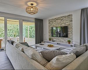 Pad naar het meer bij Villa Christina vakantiehuis in Stevensweert, Midden Limburg.