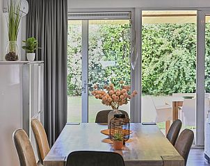 Prachtig uitzicht over het water bij Villa Christina vakantiehuis in Stevensweert, Limburg.