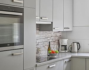 Natuurlijke omgeving met gras en water bij Villa Christina in Stevensweert, Limburg.