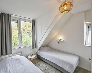 Overdekt terras met eettafel bij Villa Christina vakantiehuis in Stevensweert, Limburg.