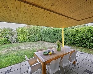 Gezellig gedekte tafel op het terras van Villa Christina in Stevensweert, Limburg.