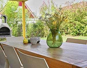 Eethoek met uitzicht op tuin in Villa Christina vakantiehuis in Stevensweert, Midden Limburg.