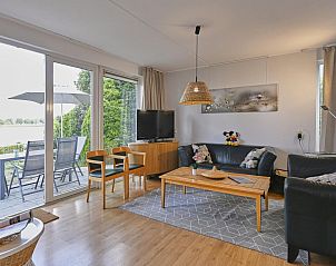 Lichte binnenruimte van Aan de Oever vakantiehuis, Stevensweert met comfortabele zithoek en terras.