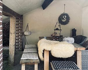 Overdekte eethoek in Vakantiehuis in Leveroy, Midden Limburg.