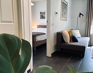 Doorkijk naar slaapkamer vanuit woonkamer in Vakantiehuis in Leveroy, Limburg.