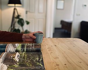 Ontspannen moment met koffie in Vakantiehuis in Leveroy, Limburg.