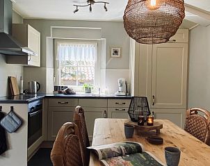 Moderne keuken met eettafel in Vakantiehuis in Leveroy, Midden Limburg.
