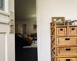 Ingang van Vakantiehuis in Leveroy met rieten manden, Limburg.