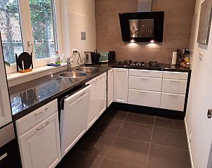 Eethoek met uitzicht in L202 vakantiehuis, Nederweert, Limburg. Gezellig dineren in een sfeervolle setting.