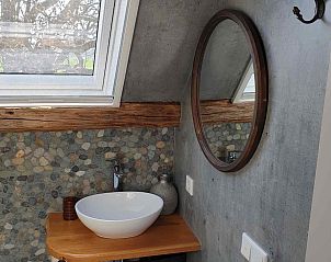 Buitenhoek met vintage decoratie bij L241 vakantiehuis in Nederweert, Limburg.