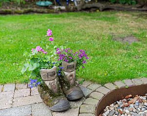 Kleurrijk glas-in-lood raam in vakantiehuis L241 in Nederweert, Limburg.