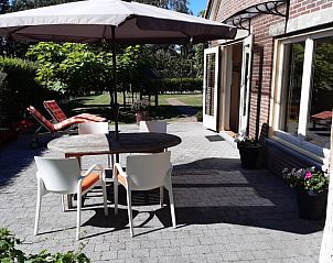Eettafel op het terras van Vakantiehuisje in Nederweert, Limburg. Geniet van maaltijden buiten in deze vakantiewoning.