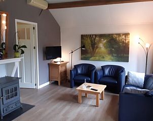 Sfeervolle woonkamer in Vakantiehuisje in Nederweert, Limburg. Geniet van de rust in deze vakantiewoning.