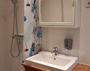 Douche en wastafel in Vakantiehuisje in Nederweert, Limburg. Moderne voorzieningen in deze vakantiewoning.