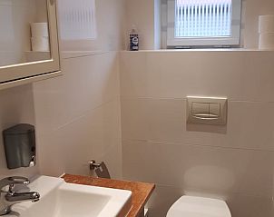 Toilet en wastafel in Vakantiehuisje in Nederweert, Midden Limburg. Comfortabele voorzieningen in deze vakantiewoning.
