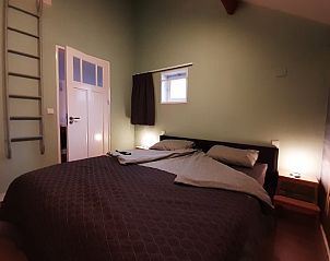Ruime slaapkamer in Vakantiehuisje in Nederweert, Limburg. Geniet van een goede nachtrust in deze vakantiewoning.