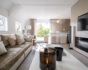 Gezellige zitkamer in Vrijstaande woning in Heel, Midden Limburg, vakantiehuis met uitzicht op de tuin.