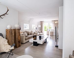Open woonkamer in Vrijstaande woning in Heel, Midden Limburg, vakantiehuis met comfortabele banken.