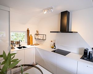 Moderne keuken in Vrijstaande woning in Heel, Midden Limburg, vakantiehuis met stijlvolle apparatuur.