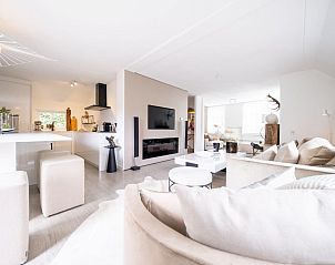 Ruime leefruimte in Vrijstaande woning in Heel, Midden Limburg, vakantiehuis met open keuken en zithoek.