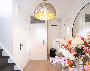 Sfeervolle hal in Vrijstaande woning in Heel, Midden Limburg, vakantiehuis met decoratieve bloemen.